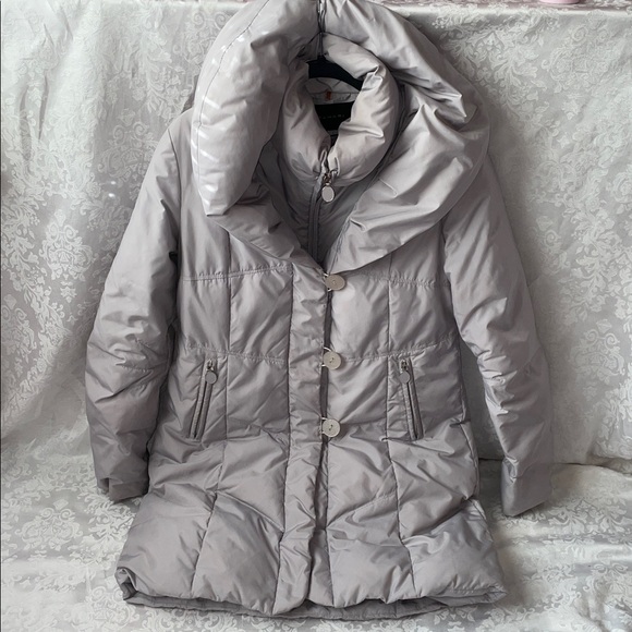 Tahari Jackets & Blazers - Tahari Light Gray Puffer Jacket. Size Medium.